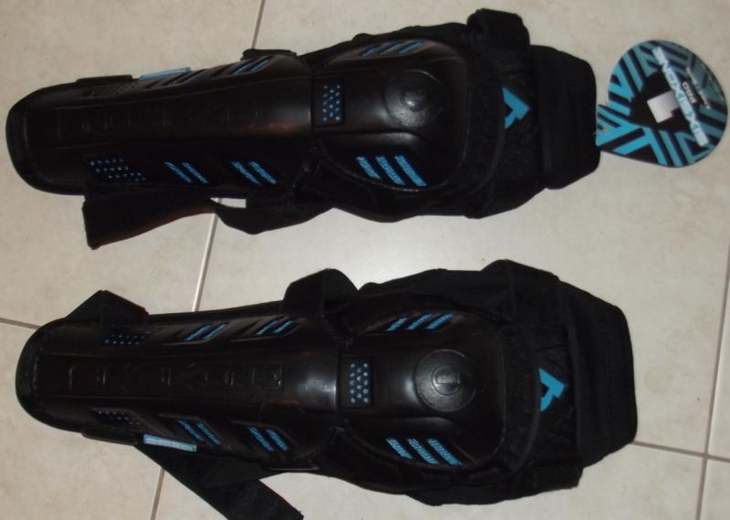 На прдажу защита для ног фирмы SIXSIXONE 38797-0