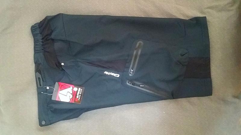 На продажу шорты, футболка, ботинки, очки, седло, защита 47874-0